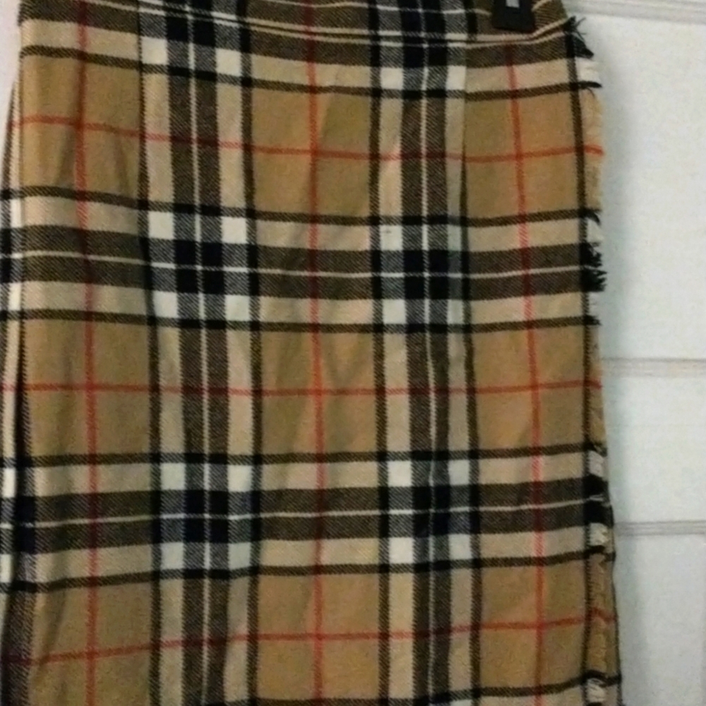 BURBERRY LOOK--Women's Winter Skirt!